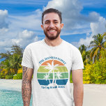 Camiseta Viagem Personalizável da Família Palm Tree Island<br><div class="desc">Essas camisetas legal personalizadas da praia tropical sunset apresentam 3 palmeiras silhuetadas contra um céu laranja e azul acentuadas com amarelo e verde na costa. Personalize para camisetas de manutenção da viagem da família de excelentes para sua fuga costeira nas férias de primavera ou de verão ou cruzeiro oceânico.</div>
