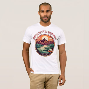 Camiseta Viagem Real Story Tee - Crachá Sem Viagens Falso