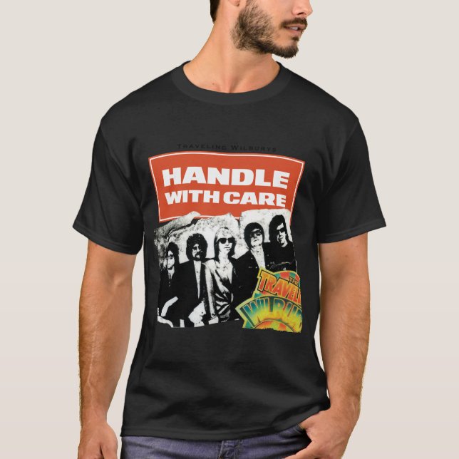 Camiseta Viajar Wilburys Manipula Com Cuidado (Frente)