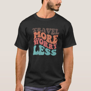 Camiseta Viaje Mais Preocupe Menos Estética Retro Colorida