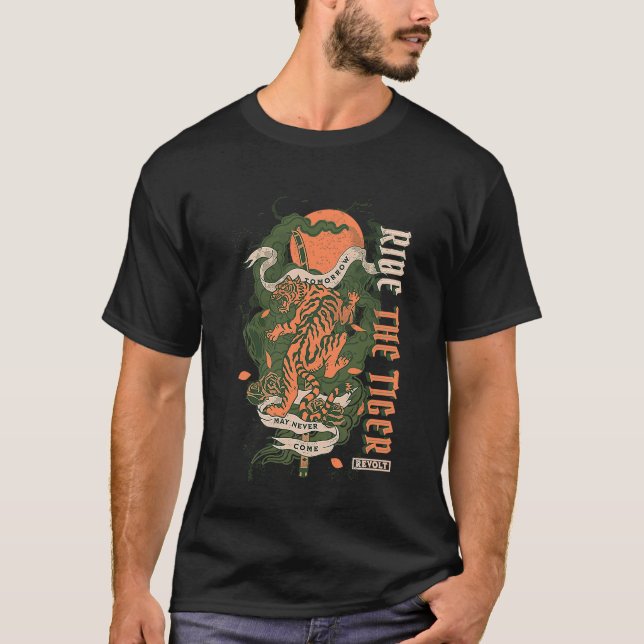 Camiseta Viaje o Tigre Jullius Evola Revolta Contra o Mo (Frente)