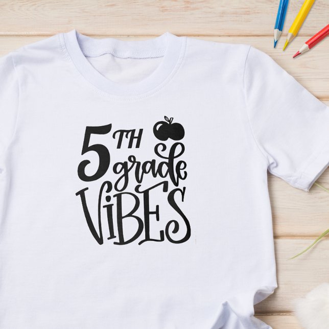 Camiseta Vibrações da Quinta Série Escolar (Start the school year off with some fun with this cute back to school shirt.)