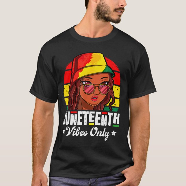 Camiseta Vibrações de Juneteenth apenas para mulheres afro- (Frente)