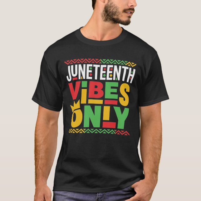 Camiseta Vibrações de Juneteenth Somente 1865 Orgulho Afro- (Frente)