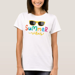 Camiseta Vibrações de Verão e Óculos de Sol Feminino