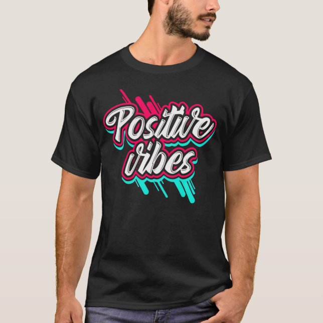 Camiseta Vibrações Retro Positivas Grafite Script - Rosa e  (Frente)