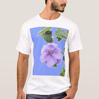 Camiseta Vibrante Flor Roxa Princesa Isolada em Fundo Claro