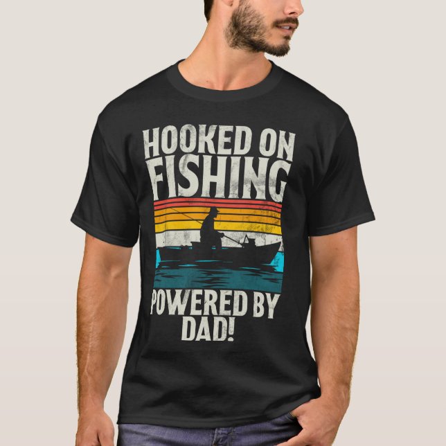 Camiseta Viciado em Pescar, com o Poder do Papai! Pescaria  (Frente)