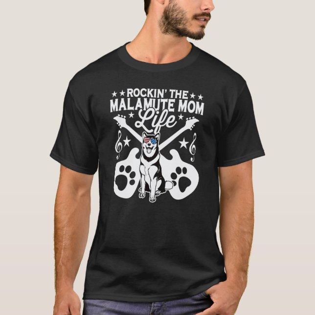 Camiseta Vida de Mãe Malamute do Alasca Tocando Guitarra (Frente)