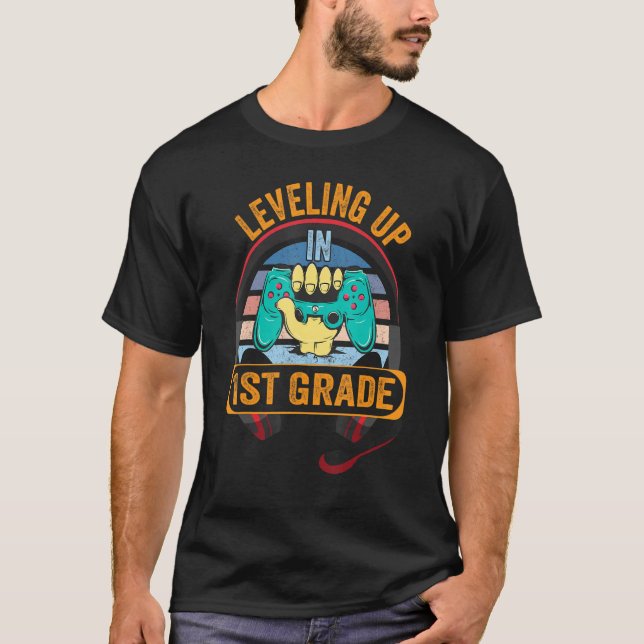 Camiseta Video Gaming  for students Leveling up in First Gr (Frente)