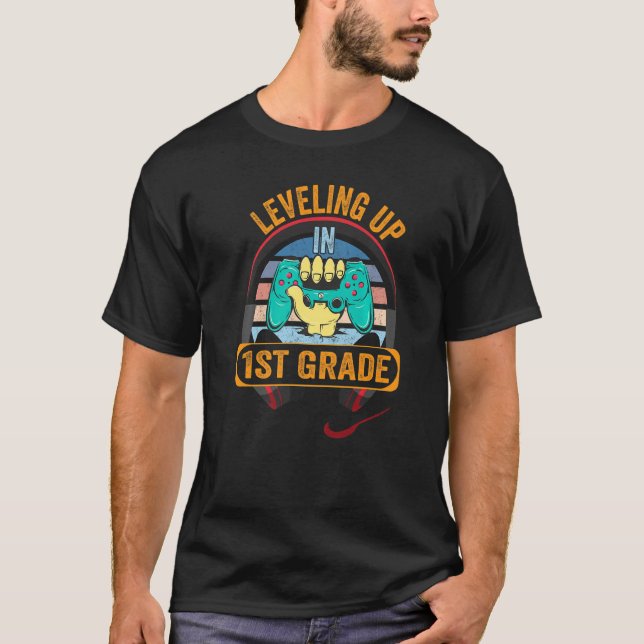 Camiseta Video Gaming for students Leveling up in First Gra (Frente)