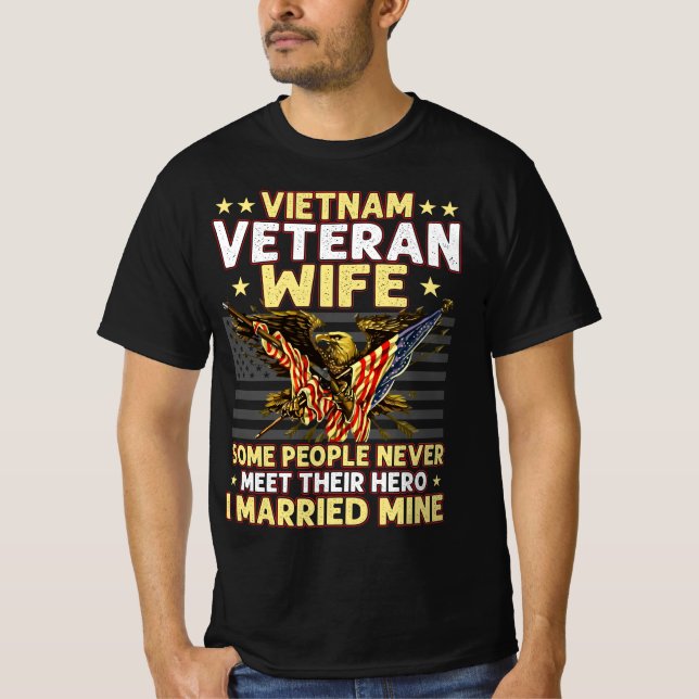 CAMISETA VIETNAM VETERAN WIFE ALGUMAS PESSOAS NUNCA ENCONTR (Frente)