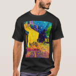 Camiseta Vincent Van Gogh - Café Terrace À Noite - Pop Art<br><div class="desc">Também conhecido como Café Terrace On The Place Du Forum, esse óleo na canvas de 1888 mostra um calçadão em Arles France frequentado frequentemente por Van Gogh, iluminado brilhantemente em amarelo sob um céu azul escuro com estrelas haloadas semelhantes ao que seria visto mais tarde na "Noite Estrelada". Diferentemente de...</div>