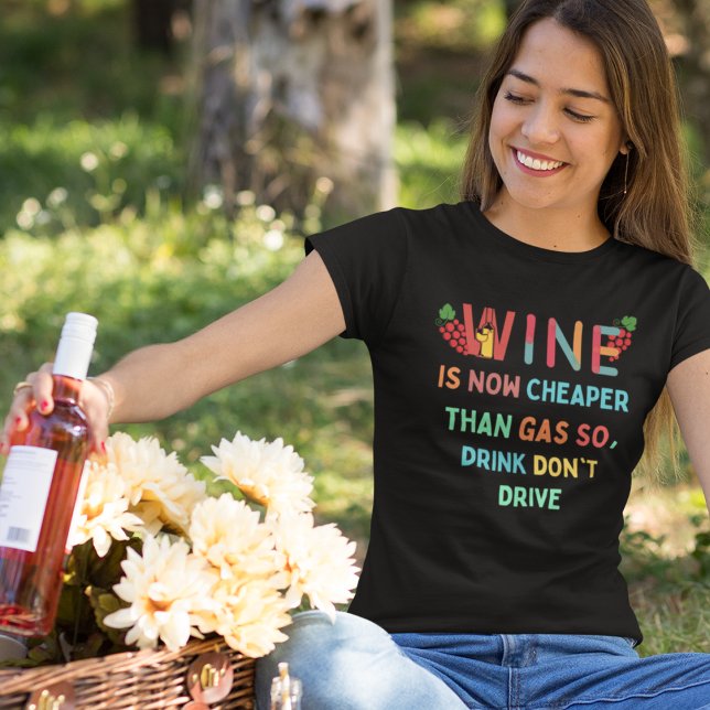 Camiseta Vinho mais barato do que gás, vinho engraçado dize (Criador carregado)