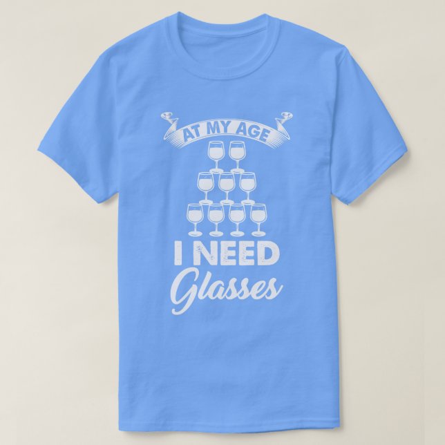 Camiseta Vinho Na Minha Idade Preciso De Óculos 2 (Frente do Design)