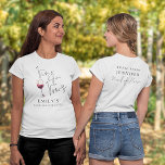 Camiseta Vino Antes da Festa de solteira de Madrinha de cas<br><div class="desc">Vino Antes da Vows Nome da Madrinha de casamento na festa do Hen. O Vino antes que os Voos na frente e na Madrinha de casamento no verso estejam em um script elegante definido - outras funções também estão disponíveis nesta coleção. O resto do texto que você pode personalizar facilmente....</div>
