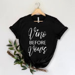 Camiseta Vino Antes das Vows | Festa de solteira engraçada<br><div class="desc">Esta é uma camiseta de Festa de solteira "Vino Antes de Vinhos" Meninas Engraçadas. Em nossa coleção temos muito mais camisa de Festa de solteira de Vinho como esta em muito mais cor e diferentes tipos de design. sinta-se livre para dar uma olhada.</div>