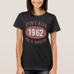 Camiseta Vintage 1962 60th Birthday<br><div class="desc">Uma ideia de presente de na moda,  com um efeito afetuoso para homens,  pais,  avós,  irmãos,  etc.,  que estão celebrando um aniversário marcante.</div>