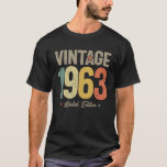 Camiseta Vintage 1963 - 60th Birthday<br><div class="desc">Celebre seu aniversário de 60 anos em estilo com nosso design hilário! "Vintage 1963 Limited Edition". Perfeito para o nascer jovem no coração em 1963,  hoje 60 anos! Pegue o seu hoje!</div>