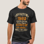 Camiseta Vintage 1980 Retro Classic 42Nd Birthday 42 Years<br><div class="desc">Funny 42nd B-Day birthday gifts idea for men women mom dad aunt uncle brother sister son daughter who were born in january february march april may june july august september october november december 1980. Life begins at 42 Years Of Being Awesome. Perfect 42 years old 42nd birthday Gift Idea for...</div>
