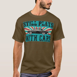 Camiseta Vintage ainda brincando com o presente do carro