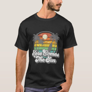 Camiseta Vintage Aqui Vem O Sol Praia Surf Retro 70s
