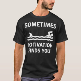 Camiseta Vintage Às Vezes a Motivação Encontra Você - Engra