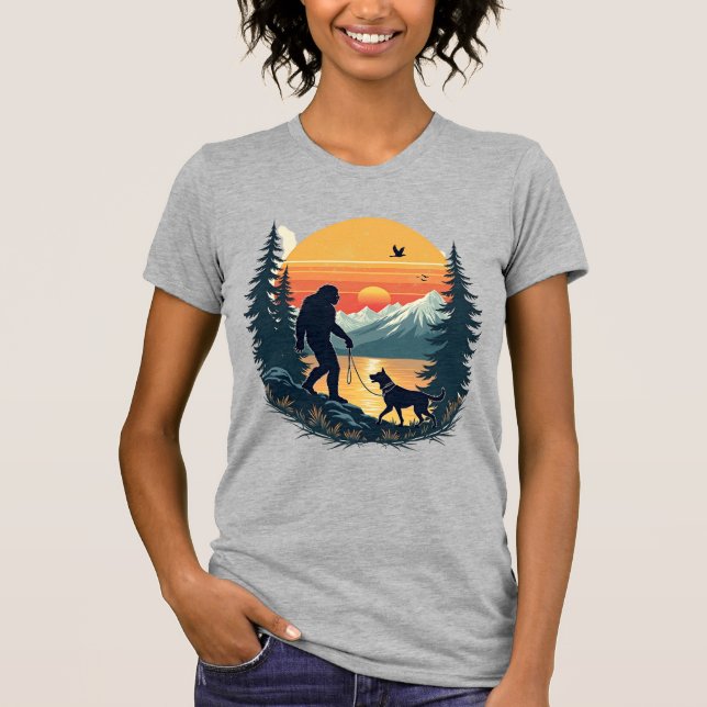 Camiseta Vintage Bigfoot Walking Dog Mountain Sunset Retro  (Frente)