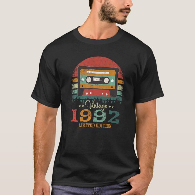 Camiseta Vintage Cassette Tape 1992 Aniversário (Frente)