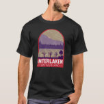 Camiseta Vintage de Viagem de Suiça de de Interlaken<br><div class="desc">Design de viagem de vetor retrorreflector intercalado. Interlaken é uma cidade de resort tradicional na montanha Bernese Oberland,  região da Suiça central.</div>