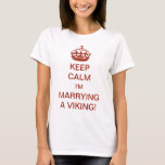 Camiseta Vintage, fique calmo. Vou me casar com um Viking!<br><div class="desc">Ilustração Vintage Inglês Manter Calmo e Carregar no design alterado para a nova noiva ser! Calma, vou casar com um Viking! Completa com uma coroa real, toda noiva deve se sentir como uma princesa! Parabéns! Uma maneira divertida de deixar seus amigos e família saberem que você vai se casar.</div>