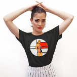 Camiseta Vintage Glam Pin-Up T-Shirt - Retro Comic Pop Art<br><div class="desc">Adicione um pequeno encanto retrorreflector ao seu guarda-roupa com esta única camiseta de alfinete. Apresentando um modelo de biquíni ao estilo divertido contra a icônica Composição nº 4 de Mondrian, esta teia combina a arte clássica e abstrato em detalhes de alta resolução. Perfeito para amantes da arte, entusiastas vencidos, ou...</div>