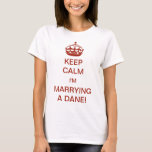 Camiseta Vintage Mantenha Calma, vou casar com um Dane!<br><div class="desc">Ilustração Vintage Inglês Manter Calmo e Carregar no design alterado para a nova noiva ser! Calma,  vou casar com um Dane! Completa com uma coroa real,  toda noiva deve se sentir como uma princesa! Parabéns! Uma maneira divertida de deixar seus amigos e família saberem que você vai se casar.</div>