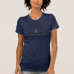 Camiseta VINTAGE MODERN INICIAL MONOGRAMA LOGOTIPO T-Shirt<br><div class="desc">Coordena-se com o Modelo de cartão de negócios LOGOTIPO MONOGRAM INICIAL DOURADO MODER VINTAGE e MARINHO até 1201AM. As iniciais estilizadas do seu nome ou nome comercial tornam-se um logotipo clássico e moderno neste design de camiseta luxuosa. © 1201AM CREATIVE</div>