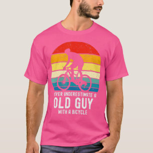 Camiseta Vintage nunca subestima uma Cara antiga em uma bic