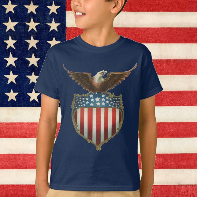 Camiseta Vintage Patriotismo, Águia Orgulhosa sobre Bandeir (Criador carregado)
