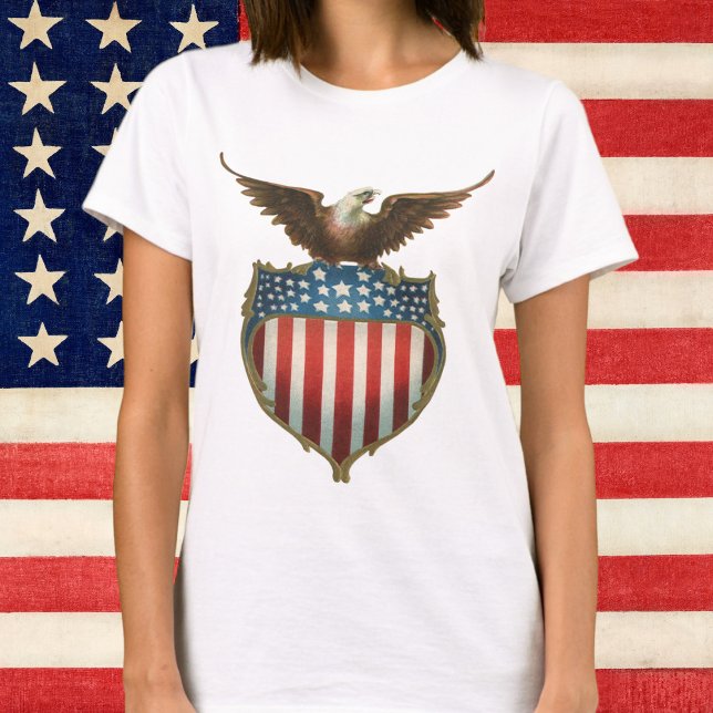 Camiseta Vintage Patriotismo, Águia Orgulhosa sobre Bandeir (Criador carregado)