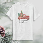 Camiseta Vintage Red Truck Com Texto Personalizado Da Árvor<br><div class="desc">Comemore a temporada com esta divertida camiseta Holiday com um carregando vermelho vintage numa árvore de Natal. Adicione 3 linhas de texto personalizado. Perfeito para combinar t-shirts familiares,  pegar sua árvore de natal,  uma foto de feriado ou reunião de família/Reunião de Natal.</div>