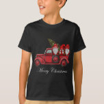 Camiseta Vintage Red Truck Com Três Gnomos Feliz Christma<br><div class="desc">Vintage Red Truck Com Três Gnomos Feliz Natal</div>