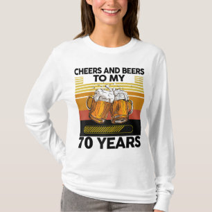 Camiseta Vintage Retro Cheers and Beers To My 70 Anos Birt