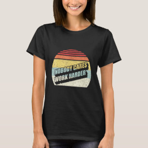 Camiseta Vintage Retro Ninguém Se Importa Com Trabalhar Mai