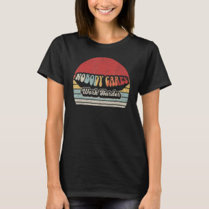 Camiseta Vintage Retro Ninguém Se Importa Com Trabalhar Mai