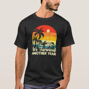 Camiseta Vintage Retro We Survived Another Year Summer Scho