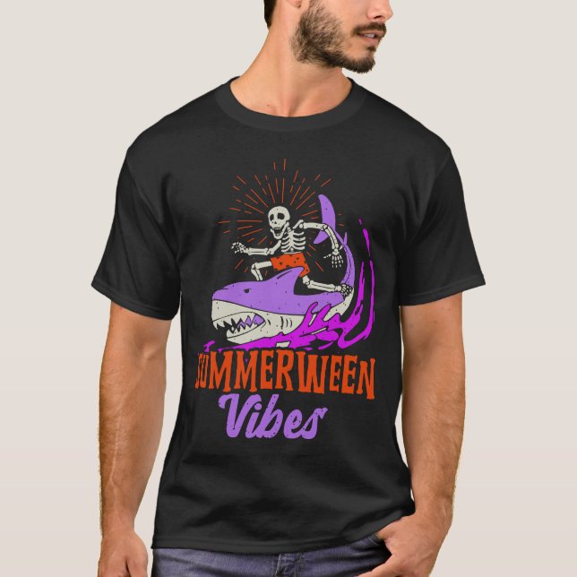 Camiseta Vintage Summerween Vibes Skeleton Riding a Shark (Frente)