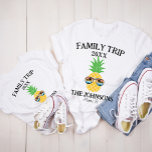 Camiseta Vintage Sunset Retro Personalizado Férias da Famíl<br><div class="desc">Alimente a magia de suas aventuras familiares com nossa camiseta Legal Vintage Sunset Retro Personalizada de Férias da Família, o traje perfeito para sua próxima e memorável fuga. Criada com uma design retrorinspirada com um incrível pano de fundo do pôr do sol, esta camisa não é apenas uma roupa -...</div>