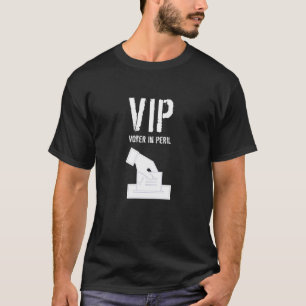 Camiseta VIP Voter em Perigo com Imagem Branca e Texto