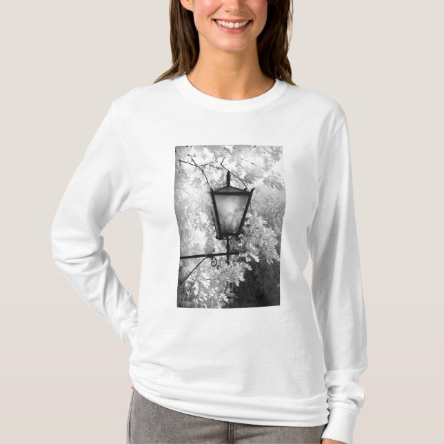 Camiseta Visão em preto e branco de luminária (Frente)
