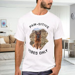 Camiseta Visíveis em forma de pata somente foto de cão<br><div class="desc">Para uma t-shirt branca/clara. Texto preto. Para um amante de cachorro! Personalize e adicione uma foto do seu cachorro. Texto: somente vibrações em forma de pata.</div>