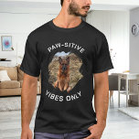 Camiseta Visíveis em forma de pata somente preto em foto de<br><div class="desc">Para uma t-shirt preta e de cor escura. Texto branco. Para um amante de cachorro! Personalize e adicione uma foto do seu cachorro. Texto: somente vibrações em forma de pata.</div>