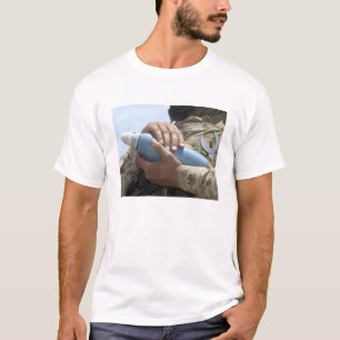 Camiseta Vista aproximada de um soldado que está a carregar